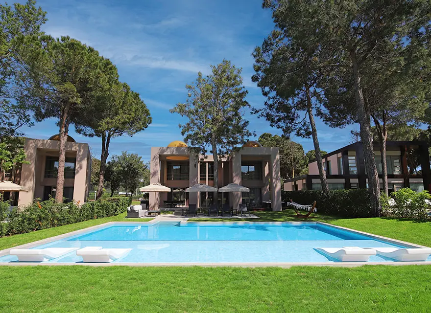 - Queen and King Villas -